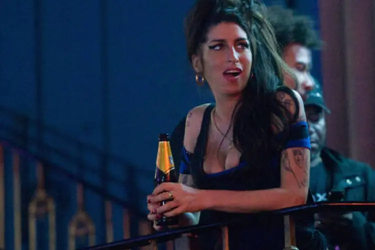 Amy Winehouse teria parado de beber de forma muito repentina e, por isso, seu corpo não teria resistido à abstinência (Getty Images)