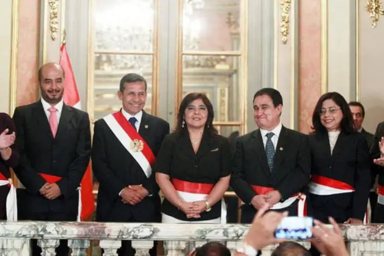 
	Primeira-ministra do Peru, Ana Jara (centro), em foto de sua cerim&ocirc;nia de posse: &ldquo;&eacute; uma honra que esse Congresso tenha me repreendido&rdquo;
 (REUTERS/Agência Andina/Divulgação)