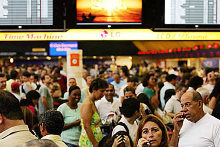 Auge do caos: passageiros lotam o aeroporto de Congonhas, em 2007 (.)