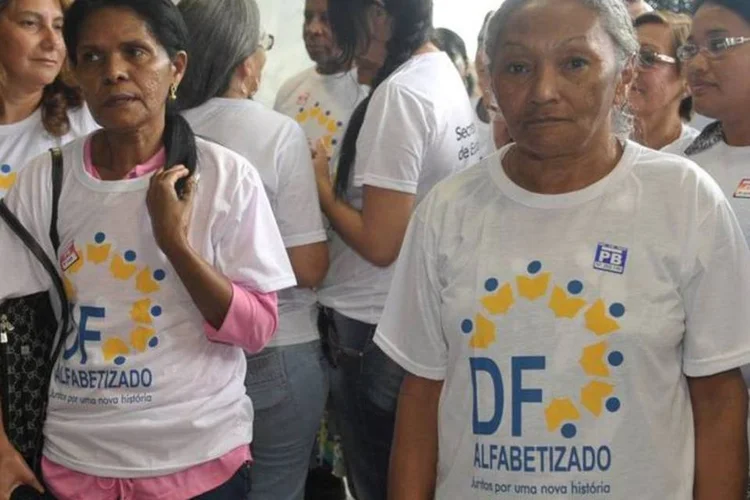 
	Evento no DF: Governador Agnelo Queiroz explicou que a alfabetiza&ccedil;&atilde;o na capital &eacute; feita por meio da Educa&ccedil;&atilde;o de Jovens e Adultos e pelo Programa DF Alfabetizado
 (Antonio Cruz/Agência Brasil)
