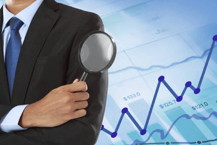 
	Homem analisa a&ccedil;&otilde;es com lupa: Ita&uacute;, Suzano e BRF lideram as recomenda&ccedil;&otilde;es para o m&ecirc;s
 (ferlistockphoto/Thinkstock)