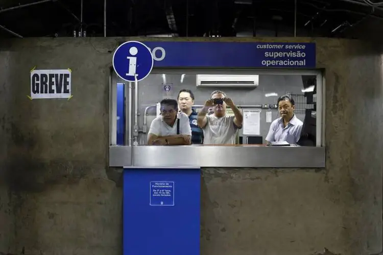 Cartaz de greve é visto em cabine da estação Ana Rosa do Metrô (REUTERS/Kai Pfaffenbach)