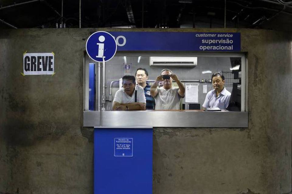 Metroviários de São Paulo decidem suspender greve