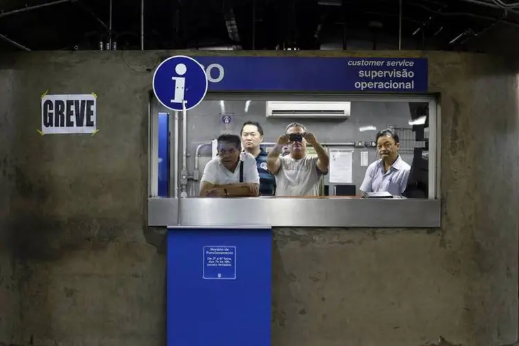 
	Cartaz de greve em cabine:&nbsp;diretoria do sindicato defender&aacute; nova paralisa&ccedil;&atilde;o, a partir da meia-noite
 (REUTERS/Kai Pfaffenbach)