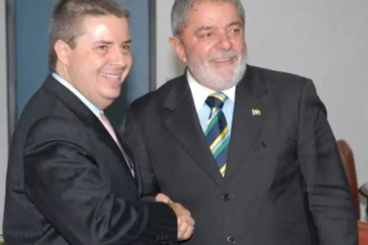 Anastasia aperta a mão de Lula: sorriso sem graça do presidente com os resultados das pesquisas em MG (.)