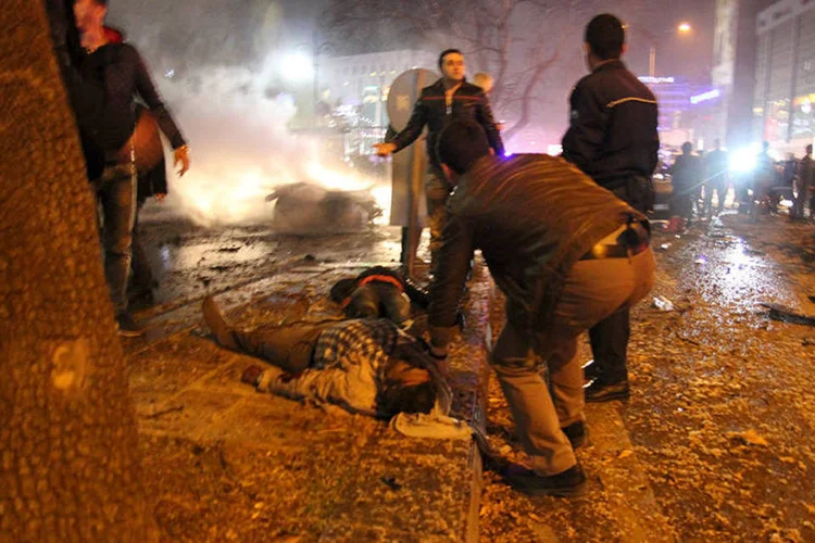 
	Pessoas ajudam feridos em Ancara: Turquia est&aacute; h&aacute; v&aacute;rios meses em alerta m&aacute;ximo depois de uma s&eacute;rie de atentados mortais
 (Tumay Berkin/Reuters)