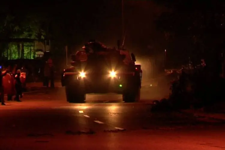 
	Tanque durante a&ccedil;&atilde;o militar na Turquia: ainda continuam combates espor&aacute;dicos tanto em Ancara como em Istambul
 (Amateur Video/via Reuters)