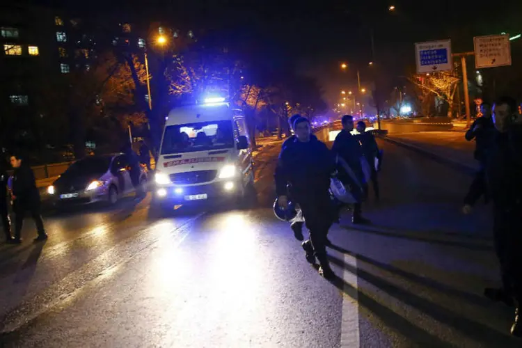 
	Ambul&acirc;ncias chegam ao local da explos&atilde;o de um carro-bomba em Ancara: a imprensa turca j&aacute; tinha informado que a pol&iacute;cia de Ancara identificou um s&iacute;rio
 (Reuters)