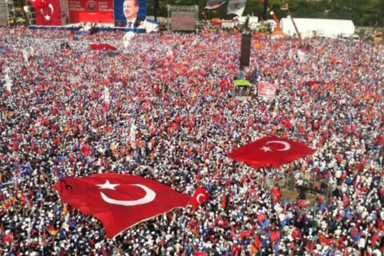 
	Simpatizantes do primeiro-ministro turco Recep Tayyip Erdoga:&nbsp;de acordo com o &uacute;ltimo registro do sindicato dos m&eacute;dicos turcos, quatro pessoas morreram e cerca de 7.500 ficaram feridas desde o in&iacute;cio da contesta&ccedil;&atilde;o, em 31 de maio.
 (AFP)