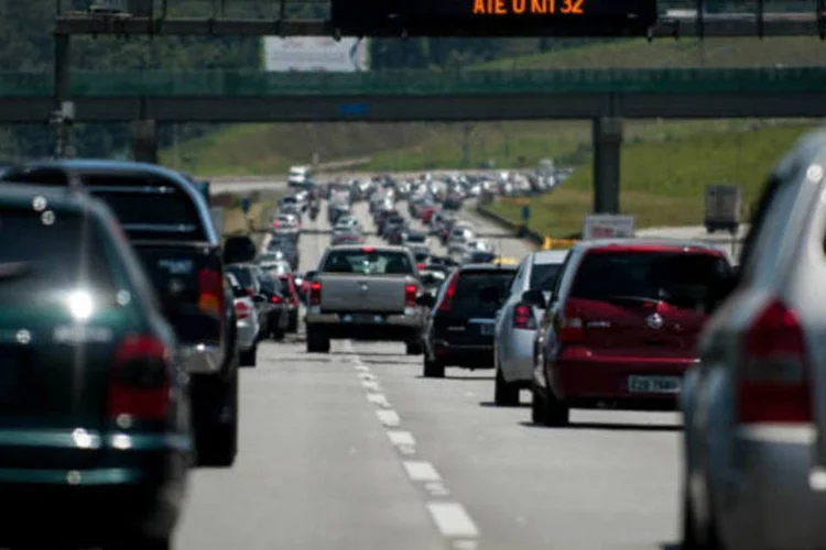 
	Motoristas enfrentam lentid&atilde;o para sair de SP, no sentido litoral, pelo Sistema Anchieta-Imigrantes: devem passar pelo sistema entre 390 mil e 520 mil ve&iacute;culos
 (Marcelo Camargo / Agência Brasil)