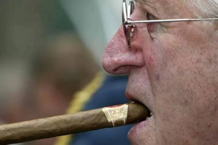 
	&nbsp;

	Acusa&ccedil;&otilde;es de abuso contra o recentemente falecido Savile t&ecirc;m manchado a reputa&ccedil;&atilde;o da BBC e colocado os empregos do atual chefe e do anterior em d&uacute;vida
 (Paul Hackett/Reuters)
