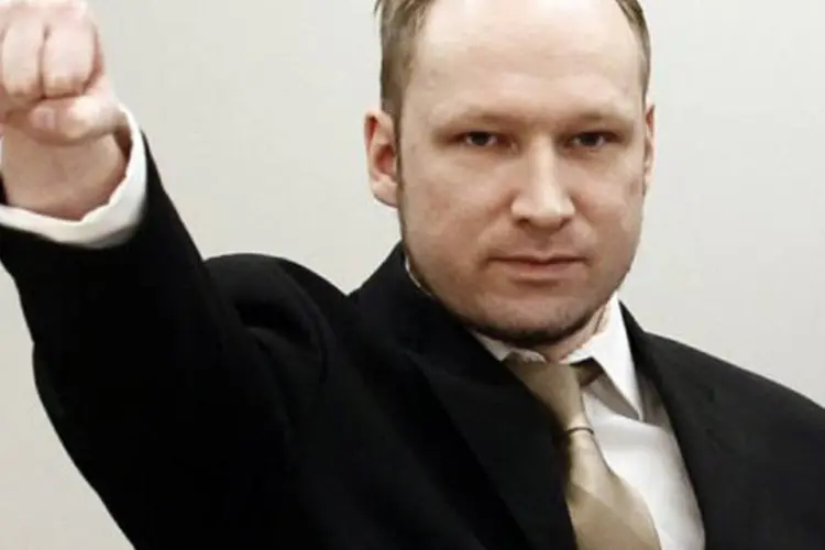 
	Breivik cumprimenta tribunal: a autobiografia incluir&aacute; detalhes dos preparativos do duplo atentado e de sua ideologia
 (Hakon Mosvold Larsen/AFP)