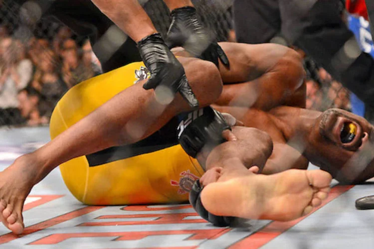 Anderson Silva se contorce de dor ao quebrar perna no UFC (Jayne Kamin-Oncea/USA Today)