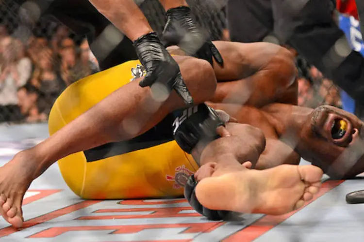 
	Anderson Silva se contorce de dor ao quebrar perna no UFC, em luta contra Chris Weidman
 (Jayne Kamin-Oncea/USA Today)