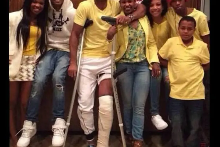 Anderson Silva posta foto de muletas com a família após passar por cirurgia (Reprodução / Twitter Anderson Silva)