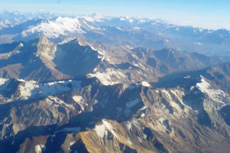 
	Cordilheira dos Andes entre Chile e Argentina: pol&iacute;cia sup&otilde;e que haja uma pessoa desaparecida
 (Jorge Morales Piderit/Wikimedia Commons)