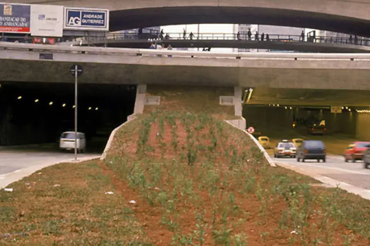 
	T&uacute;nel do Anhangaba&uacute;: h&aacute; quatro quil&ocirc;metros de lentid&atilde;o
 (ROBERTO LOFFEL)