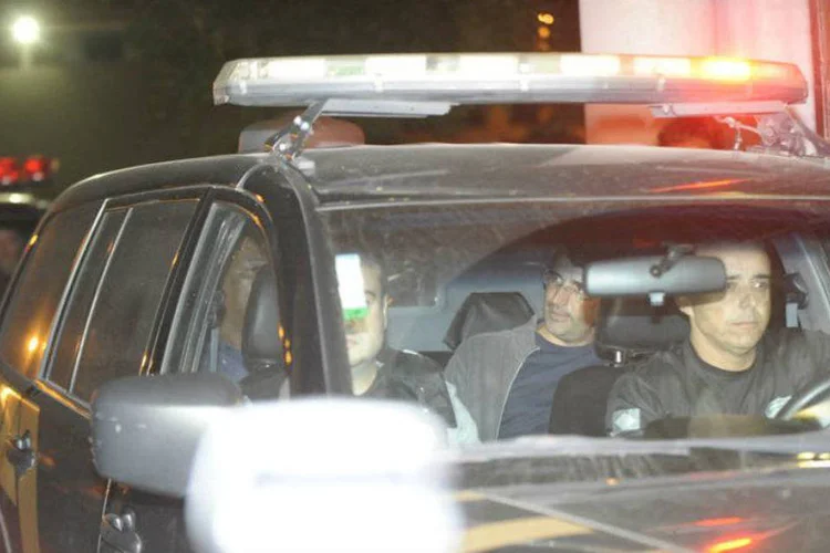 
	Andr&eacute; Esteves em carro da Pol&iacute;cia Federal: reuni&otilde;es de emerg&ecirc;ncia e mudan&ccedil;as para preservar o banco
 (Fernando Frazão/ABr)
