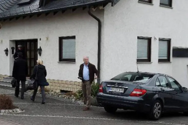Policiais chegam à casa de Montabaur, sudoeste da Alemanha, na qual o copiloto Andreas Lubitz morava com os pais
 (PATRIK STOLLARZ/AFP)