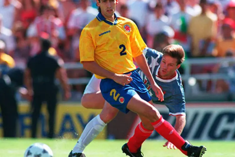 O zagueiro Andrés Escobar, da Colômbia, em jogo contra os EUA na Copa de 1994 (Shaun Botterill/ALLSPORT)
