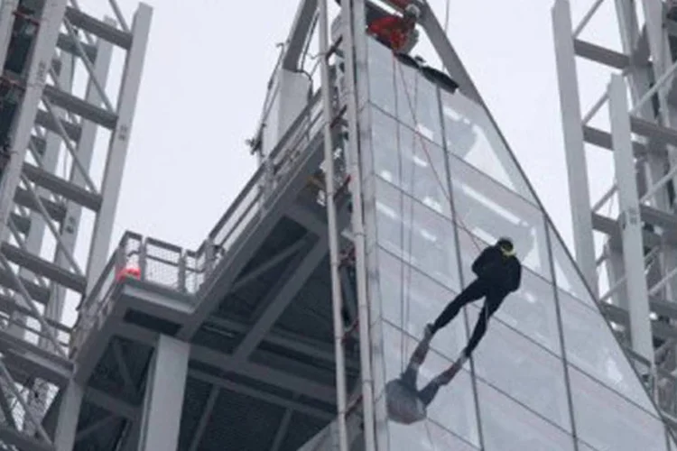 
	O pr&iacute;ncipe Andrew faz rapel no Shard: ele desceu do andar 87 ao 20
 (Andrew Cowie/AFP)