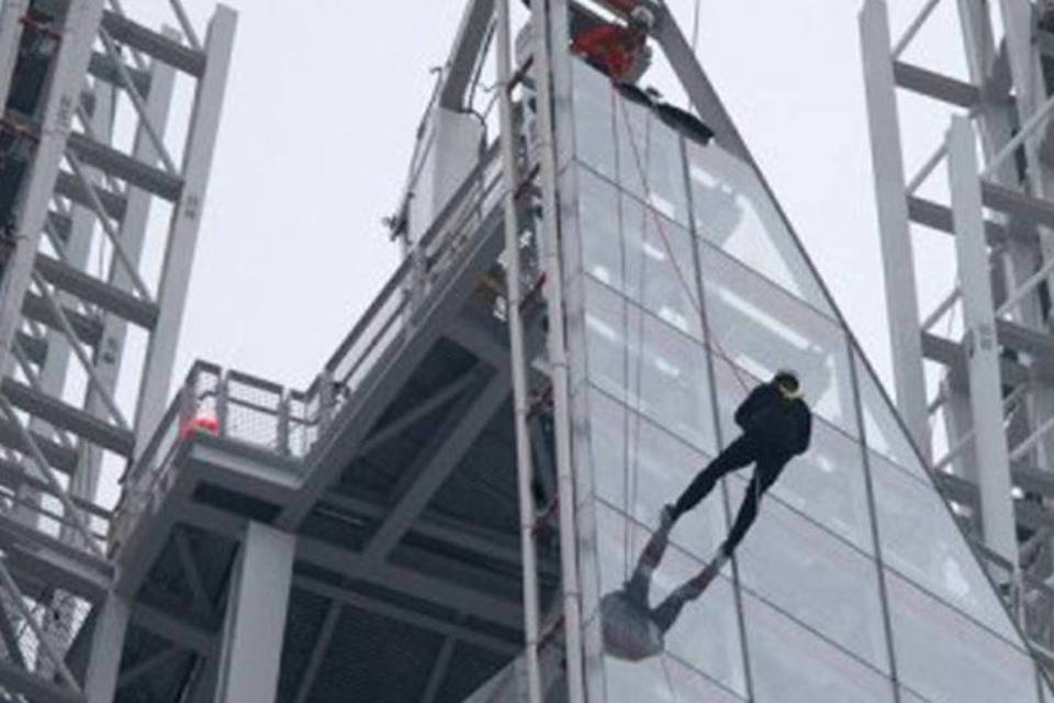 Príncipe Andrew faz rapel num arranha-céu de Londres