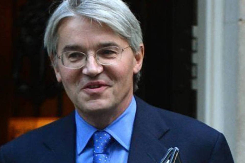 Membro do governo britânico renuncia após xingar policiais