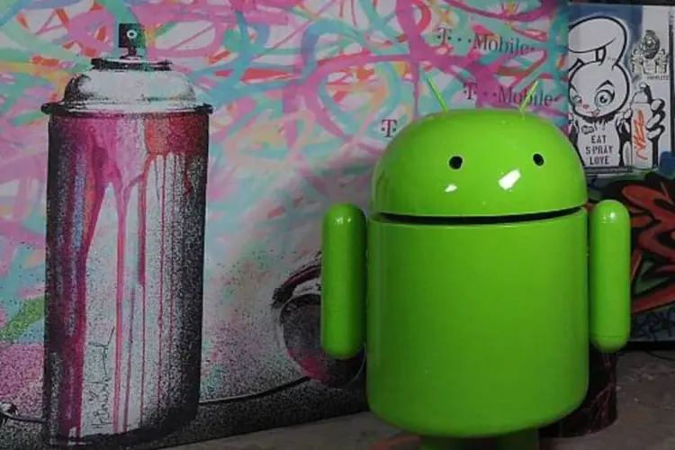 
	Mascote do Android: 34% dos aparelhos smartphone rodam com sistema Android e 11% com iOS, segundo revelou o estudo da Canalys
 (Getty Images/John Shearer)