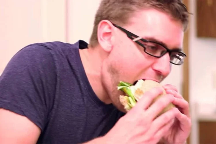 
	Andy George comendo seu sandu&iacute;che feito do zero
 (Reprodução da web)
