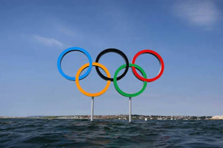 Símbolo das Olimpíadas visto da água (Clive Mason/Getty Images)