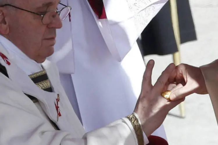 Anel do Pescador é colocado no dedo do Papa Francisco pelo Cardeal Angelo Sodano, Decano do Colégio dos Cardeais, durante a sua missa inaugural, no Vaticano ( REUTERS / Stefano Rellandini)
