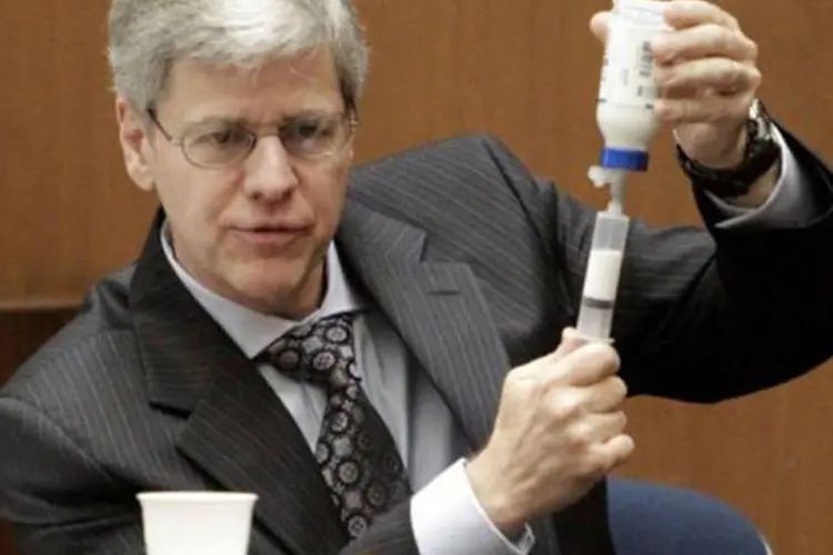 O anestesista Steven Shafer mostra como o Propofol é extraído da embalagem, durante o julgamento de Murray
 (Reed Saxon/AFP)