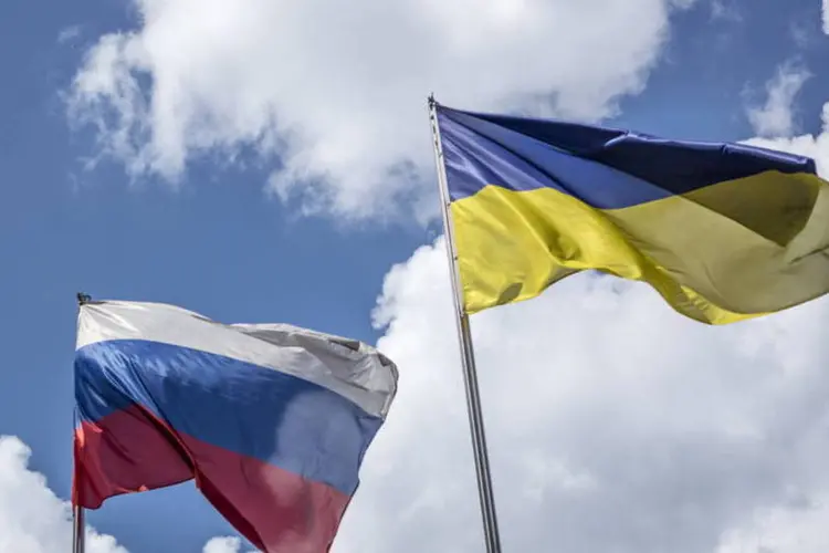 
	Bandeiras da R&uacute;ssia e Ucr&acirc;nia: controle da fronteira &eacute; um dos objetivos de Kiev
 (Bloomberg)