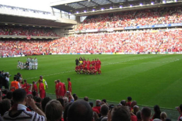 Estádio de Anfield, do Liverpool: passaporte pode ajudar na retomada de público em eventos esportivos (Wikimedia Commons/Jon Grimshaw/Divulgação)