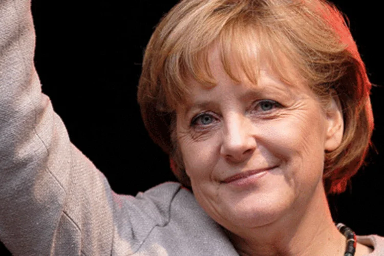 A chanceler alemã, Angela Merkel, defendeu medidas mais duras da União Europeia contra a especulação por meio de derivativos (.)
