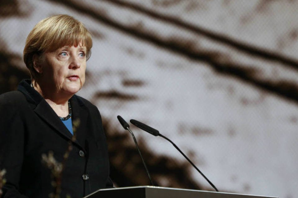 Merkel e sobreviventes do Holocausto relembram Auschwitz