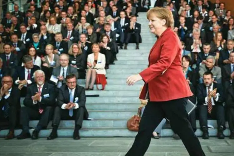 
	Merkel assinalou que &quot;somos respons&aacute;veis uns pelos outros na Europa. A Europa n&atilde;o &eacute; s&oacute; uma Uni&atilde;o Monet&aacute;ria, mas uma comunidade pol&iacute;tica que durante muitas d&eacute;cadas trouxe paz&quot;.
 (Odd Andersen/AFP Photo)