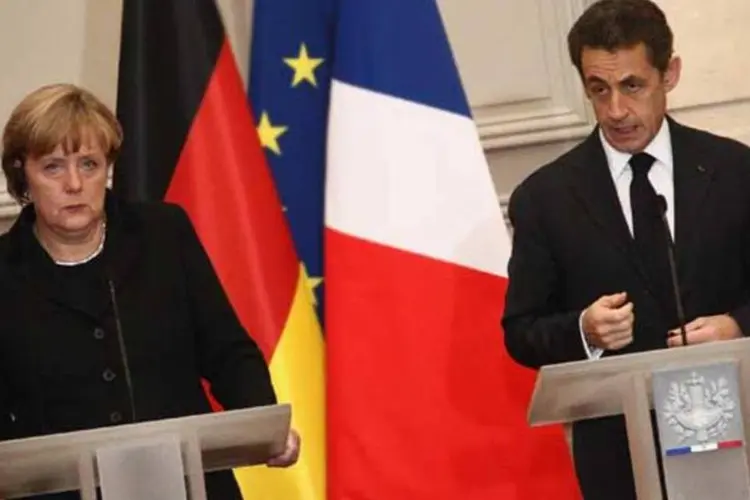 Angela Merkel e Nicolas Sarkozy: a chanceler alemã declarou que 'o tempo pressiona' e pediu uma atuação rápida (Julien M. Hekimian/Getty Images)