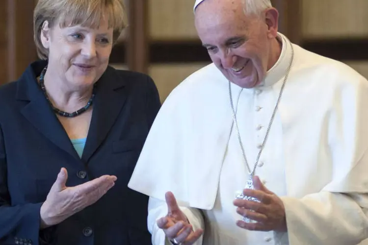 Angela Merkel e Papa Francisco, em visita da presidente ao Vaticano em maio de 2013 (Guido Bergmann/Reuters)