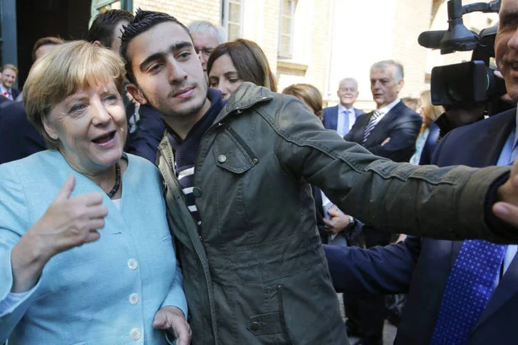 
	Angela Merkel tira foto com refugiado: a produ&ccedil;&atilde;o industrial cresceu em janeiro 3,3% em rela&ccedil;&atilde;o a dezembro
 (Reuters / Fabrizio Bensch)
