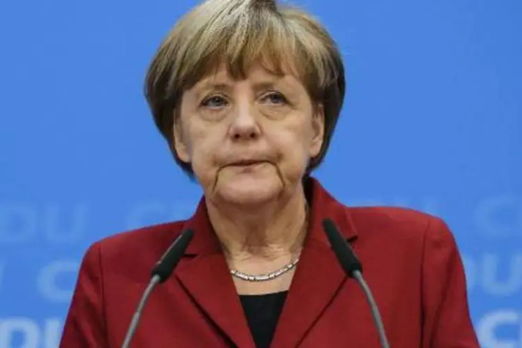 
	&quot;&Eacute; inaceit&aacute;vel que a Europa n&atilde;o fa&ccedil;a justi&ccedil;a a suas obriga&ccedil;&otilde;es nesses momentos de dificuldade&quot;, disse Angela Merkel
 (Clemens Bilan/AFP)