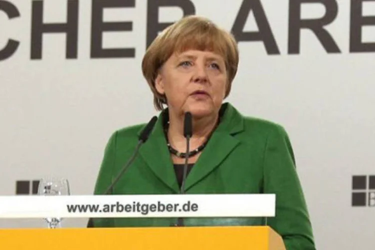
	A chanceler alem&atilde; Angela Merkel discursa em Berlim: em maio, o governo alem&atilde;o apostava num crescimento de 0,7% para este ano e de 1,6% para o pr&oacute;ximo ano (Wolfgang Kumm/AFP)