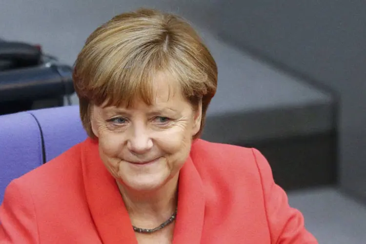 
	Chanceler Angela Merkel em sess&atilde;o no parlamento: a maior economia europeia est&aacute; sendo beneficiada pela queda nos pre&ccedil;os do petr&oacute;leo e da energia
 (REUTERS/Hannibal Hanschke)