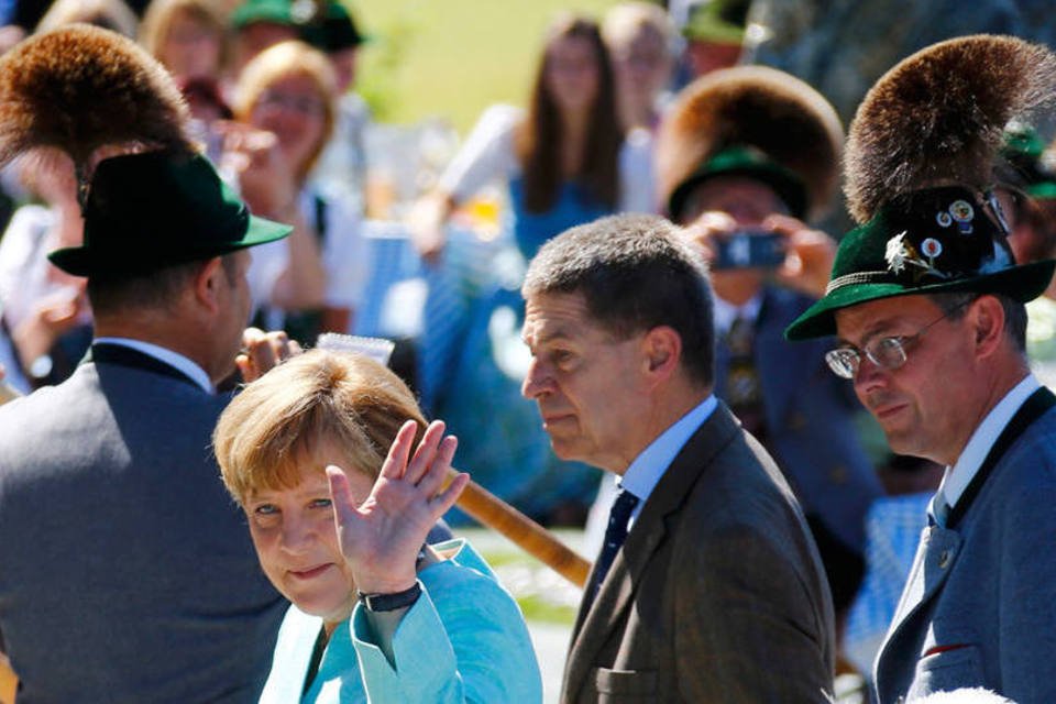 Marido de Merkel e esposas de líderes passeiam de carruagem
