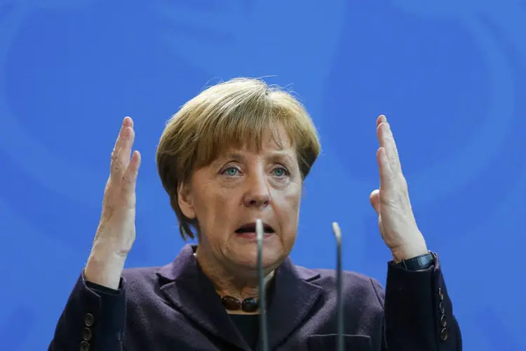 
	Angela Merkel: Merkel n&atilde;o se arrepende da decis&atilde;o de 2015, que chama de &quot;dever humanit&aacute;rio&quot;
 (Hannibal Hanschke / Reuters)