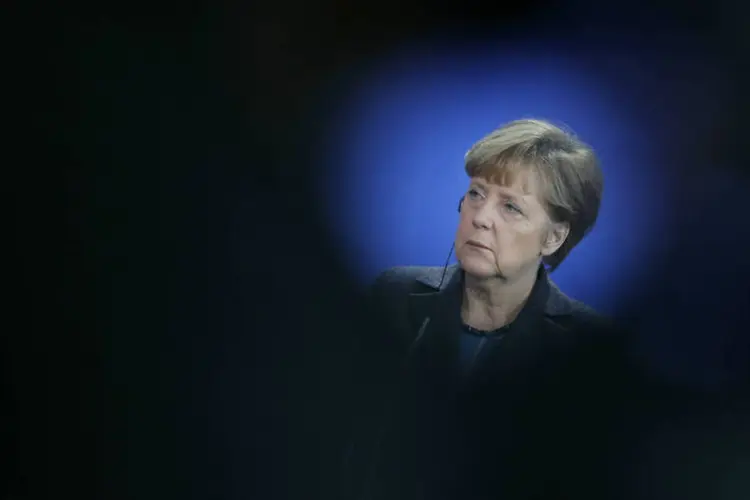 
	Angela Merkel: &quot;N&oacute;s da zona do euro temos de mostrar que somos dignos da confian&ccedil;a um do outro&quot;
 (Fabrizio Bensch/Reuters)