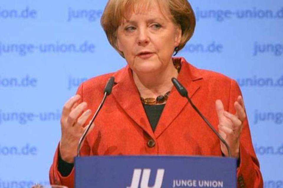 Merkel critica bônus comum, mas defende euro