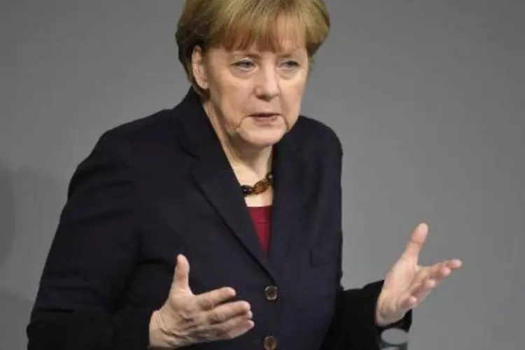 Angela Merkel discursa no Parlamento em Berlim: "combateremos rigorosamente com todos os meios legais a disposição do Estado os pregadores do ódio" (Tobias Schwarz/AFP)
