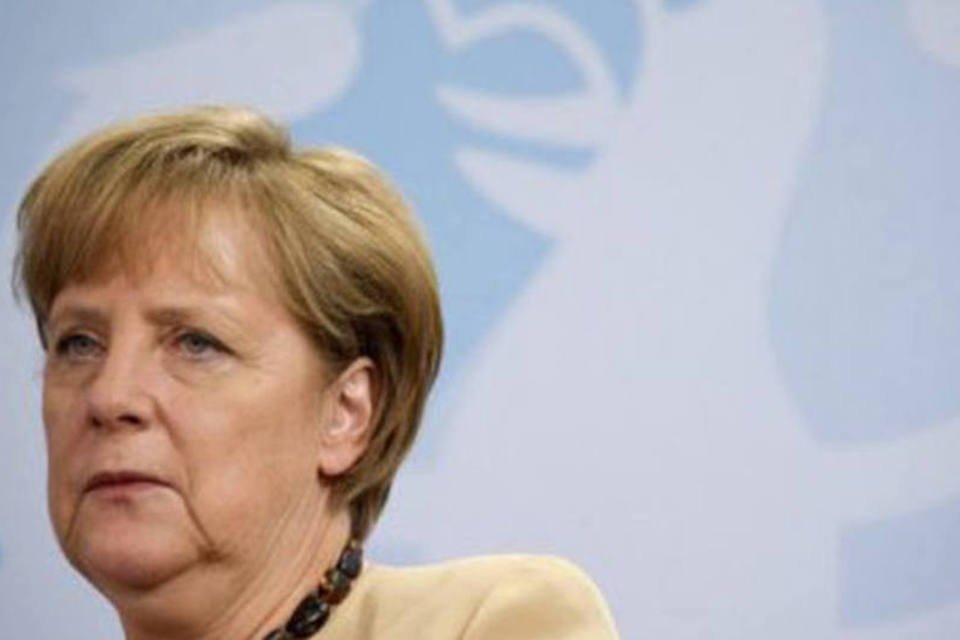 Merkel espera obter hoje um acordo sobre novo resgate à Grécia