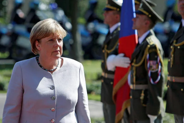 
	Angela Merkel: &quot;Tentando se juntar ao comboio, ele queria empurrar para fora da cal&ccedil;ada policiais que vigiavam a rua&quot;
 (David W Cerny / Reuters)